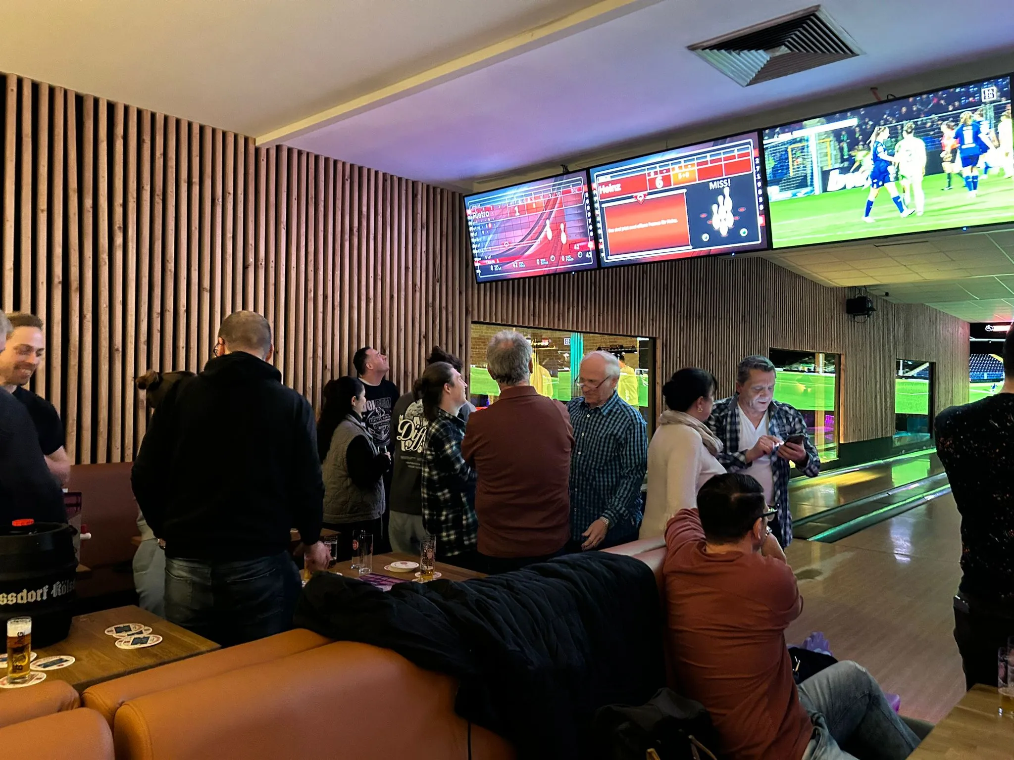 Die Mitglieder an ihren Bowling-Tischen