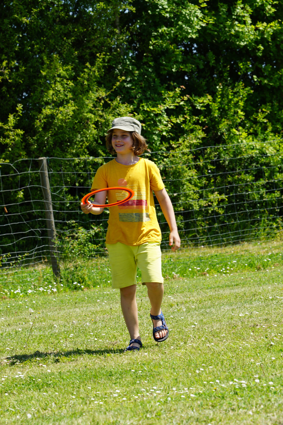 Der Frisbee ist besonders klasse - auch wenn er ab und an aus den Bäumen geholt werden musste...