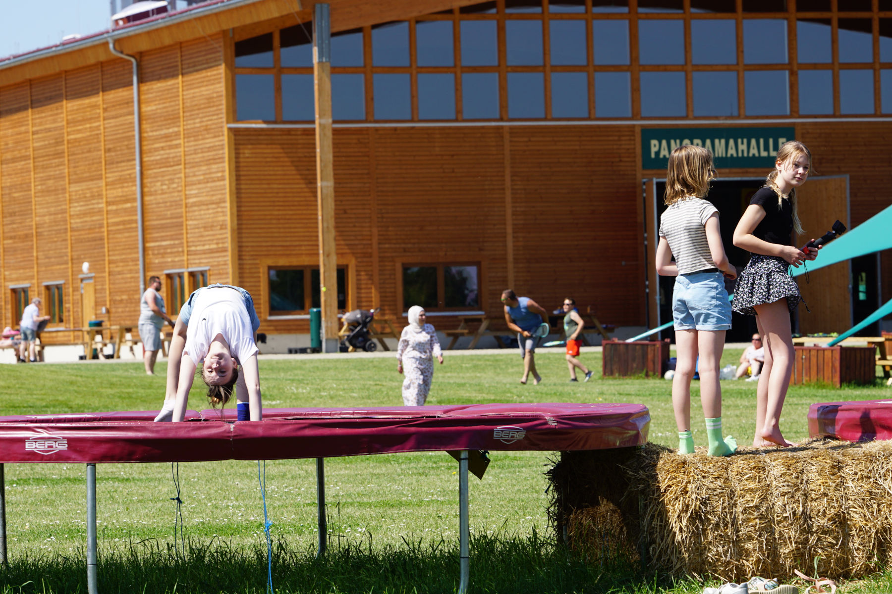 Mit Actionkamera ausgestattet werden auf dem Trampolin Turnübungen geprobt!