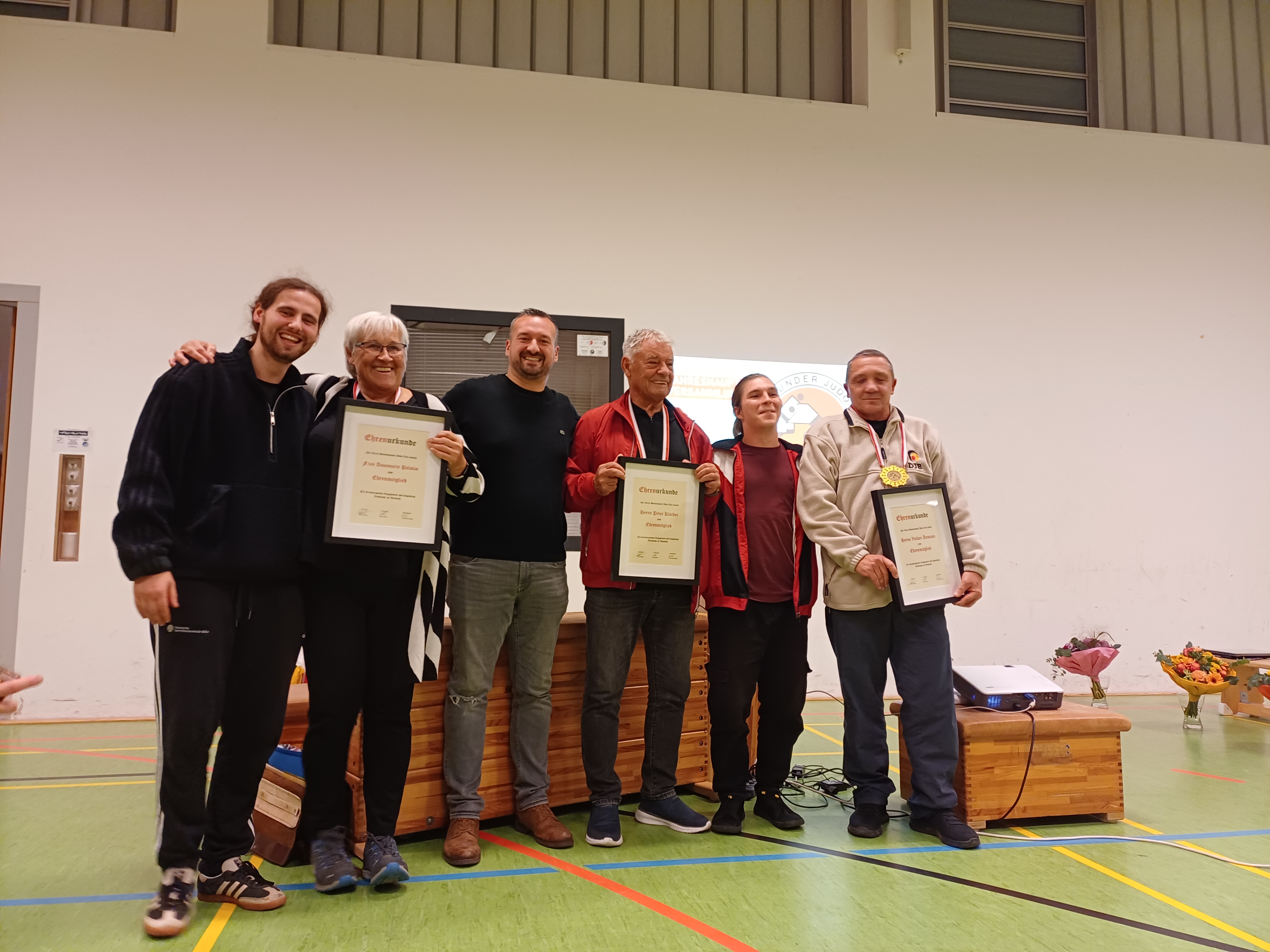 Gruppenbild Alter und neuer Vorstand