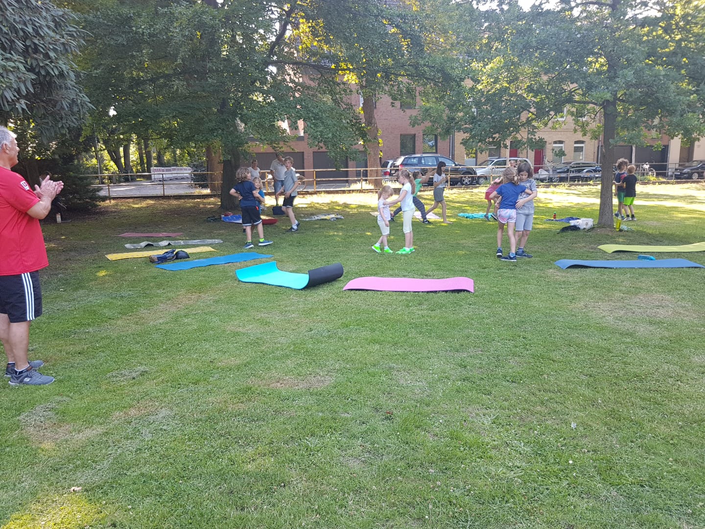 Training im Park mit den Kindern