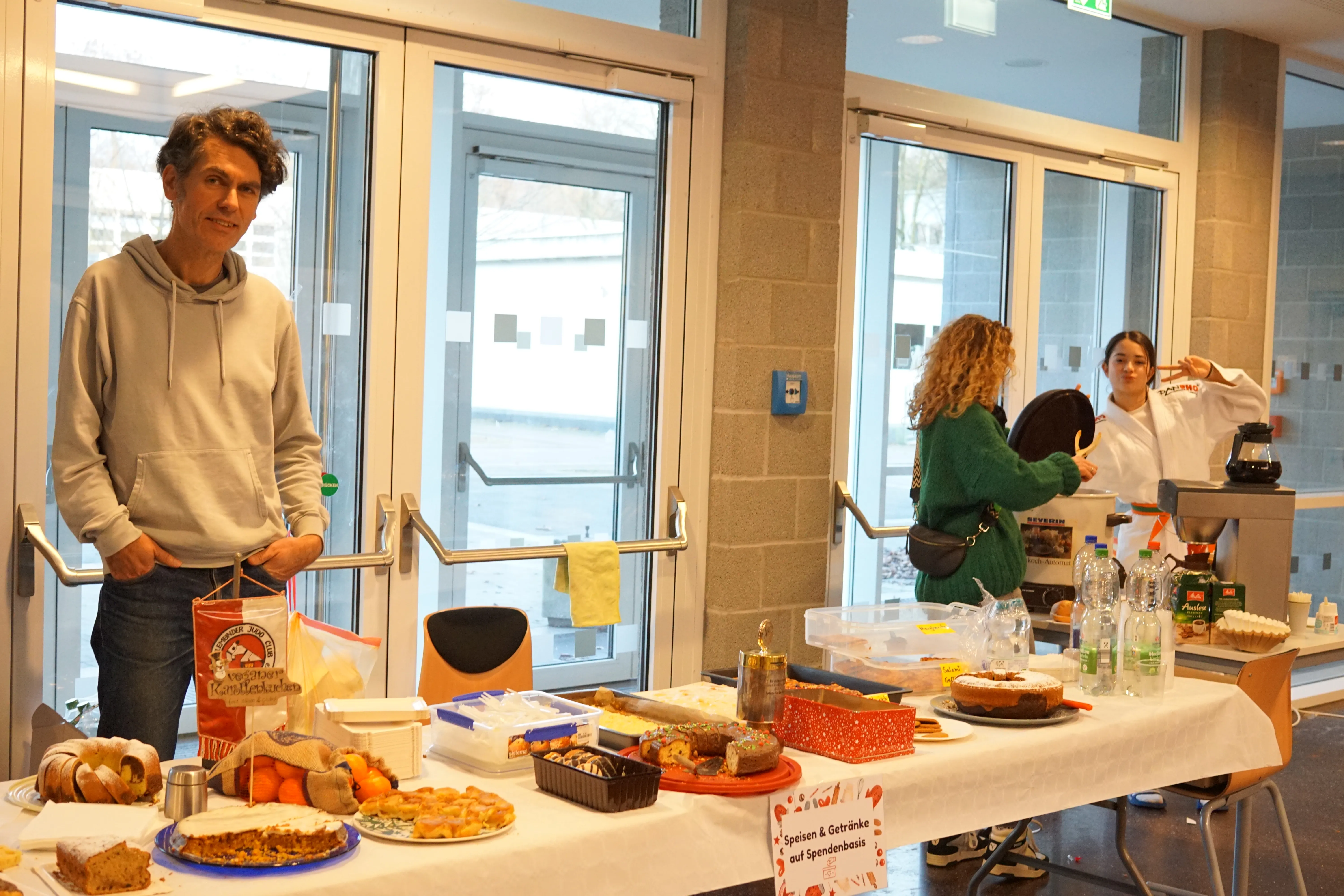 Einige Eltern halfen tatkräftig dabei mit, alle mit Kuchen und Getränken zu versorgen